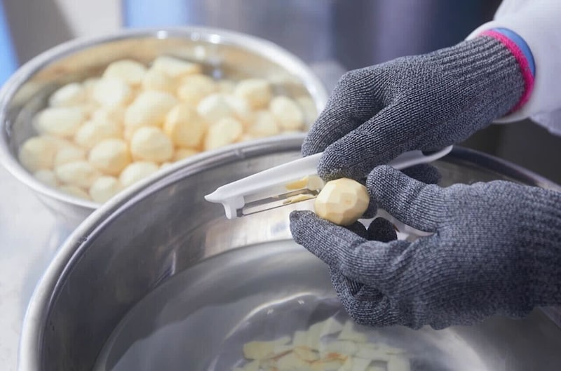 『石井食品』では、甘皮を剥く作業はすべて手作業で行われています