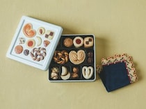 ユーハイム×近沢レース店が夢のコラボ。人気ビスケット缶＆ビスケット柄ハンカチのセットが可愛い！