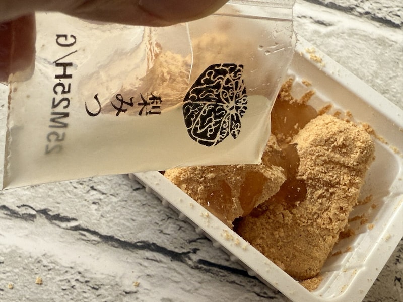 梨の甘みを感じるやさしい味わいの蜜をたっぷりかけて