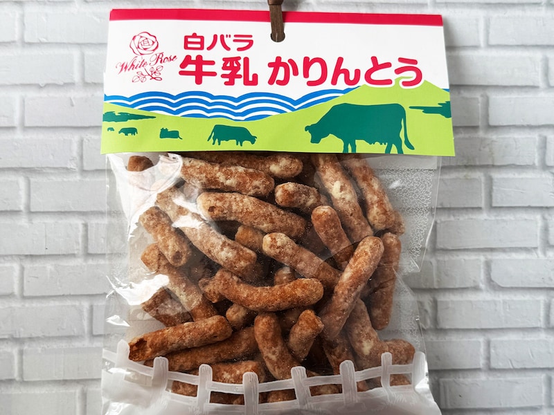 大山乳業「白バラ牛乳かりんとう」（493円）。白バラ牛乳のパッケージがいい感じ