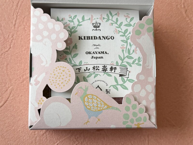 つるの玉子本舗「白桃マスカット串きびだんご」（501円）。箱を開けてもかわいい〜！