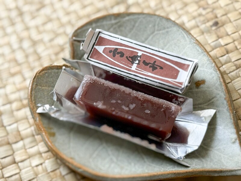 しばらく寝かせると羊羹のふちにカリカリした砂糖の結晶ができてこれがまたおいしい