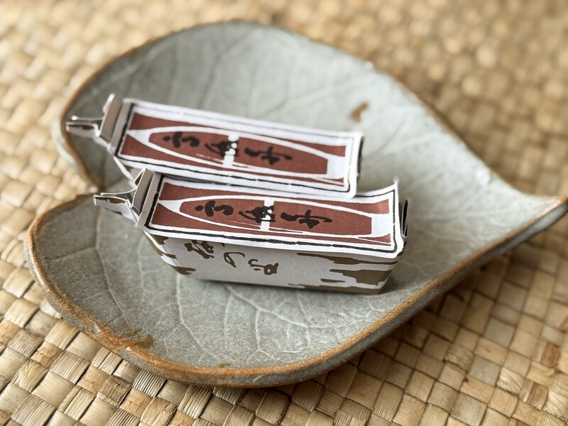 古見屋羊羹「高瀬舟羊羹」（7個 550円）。船の形のパッケージはピッチリとしていて、開ける時に不思議とワクワク。舳先と後をほどいて手を汚さずに食べるのがコツ