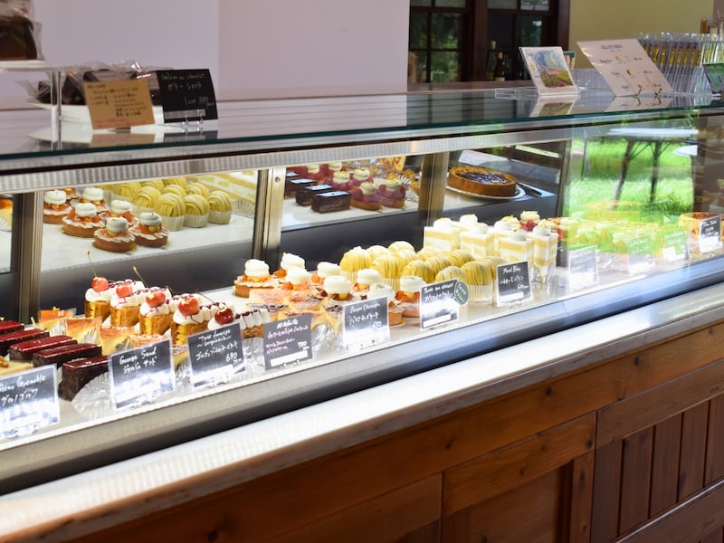 パティシエの技が光るケーキが並ぶショーケース