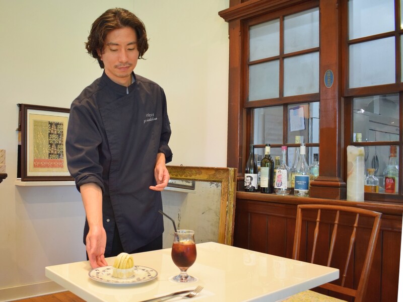 大人が楽しめる「まちのケーキ屋さん」でありたいとほほ笑む、シェフパティシエの市原さん[食楽web]