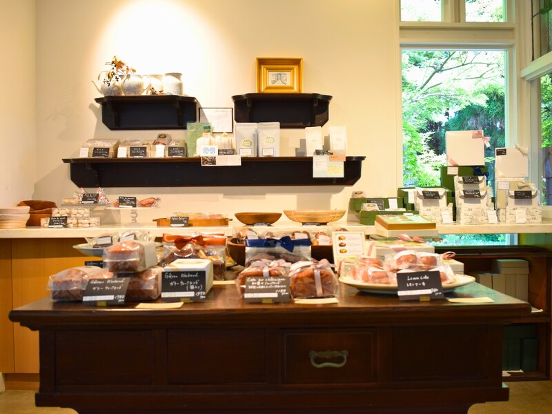 明るくおしゃれな店内には、焼き菓子やパン、ジェラートのほか、地元でとれた栗はちみつなども並ぶ