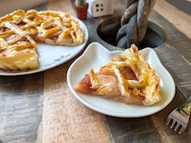 【旬のレシピ】赤ワイン煮の「大人の香るアップルパイ」。美味しいりんごの見分け方＆切り方もお教えします