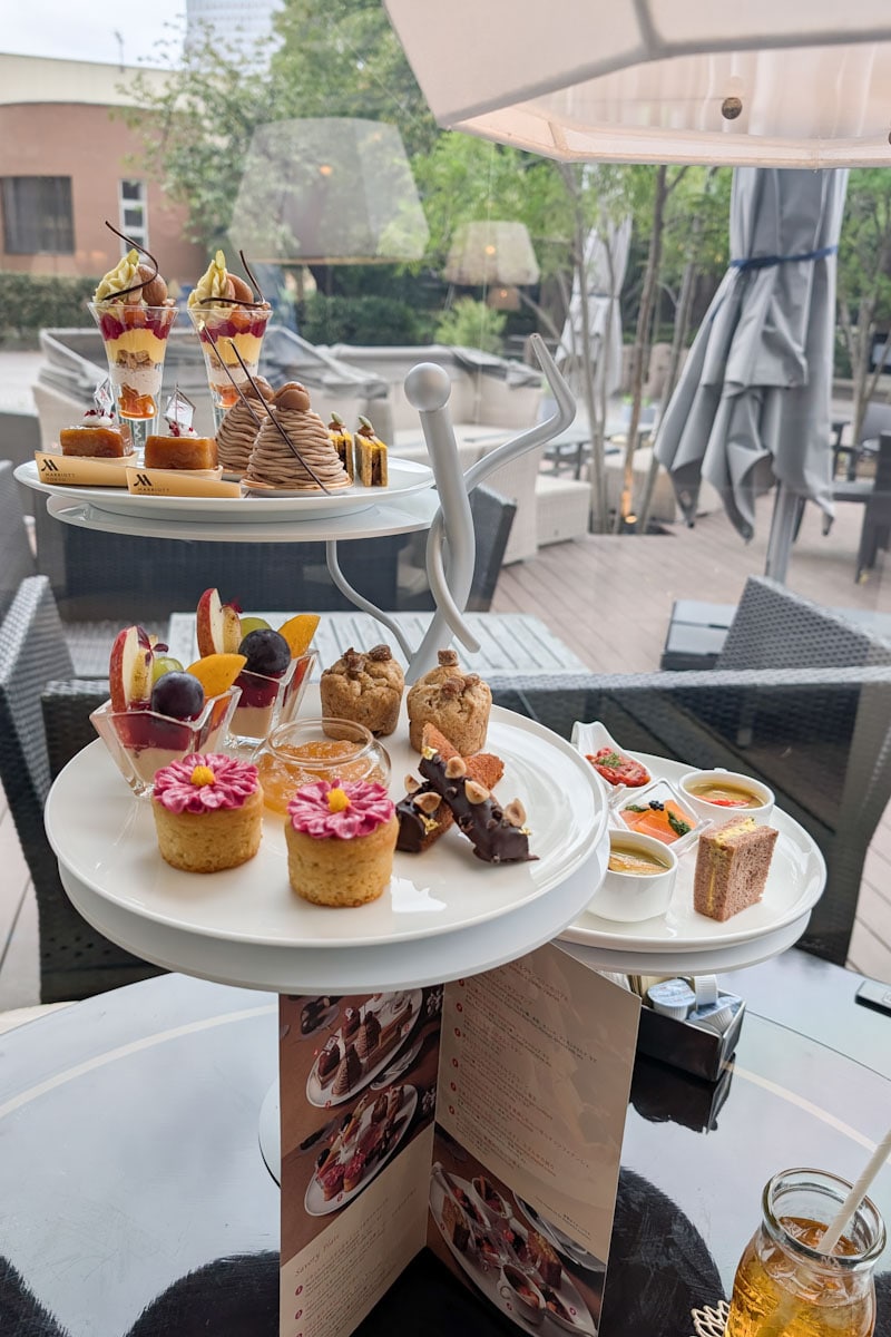 1名8,700 円。スイーツ8種・セイボリー4種・紅茶付き（ドリンクはフリーフロー）※写真は2名分