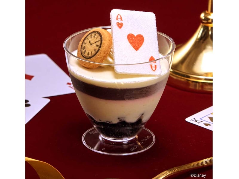 『不思議の国のアリス』のカシスとグレープフルーツのブラック＆ホワイトパルフェ「タン・メルヴェイユー」直径7.6cm、1296円