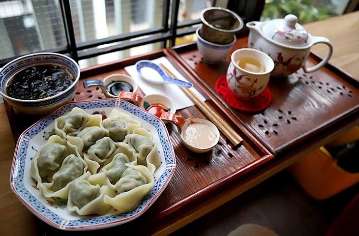 「上海ワンタン」1,200円、「龍井茶」1,000円