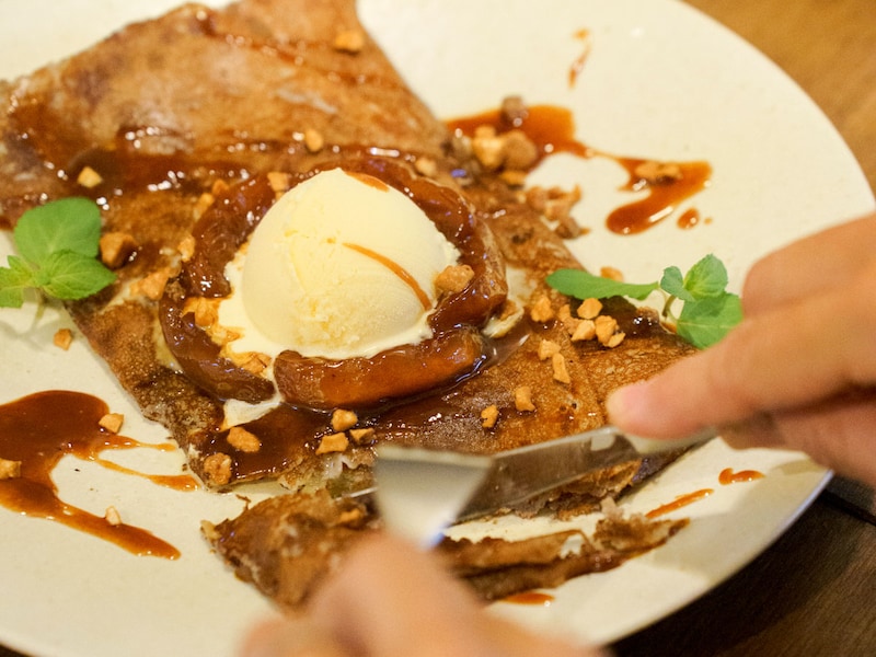 スイーツ派には「タルトタタン風リンゴのガレットセット」1,500円もおすすめ 