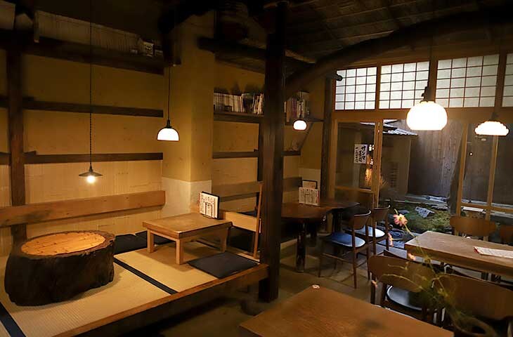 風情のある店内