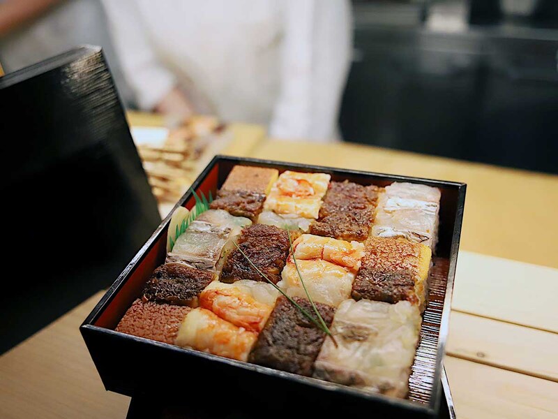 こちらはお土産の「上箱寿司」。お持ち帰りもおすすめです [食楽web]