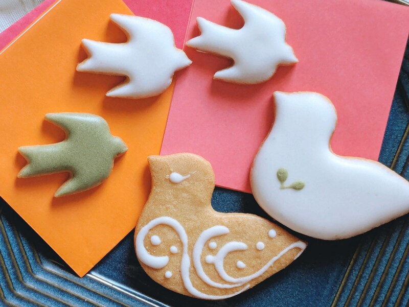 【人気の贈り物】鳥たちが舞う幸せクッキー缶。『菓子工房ルスルス』の「鳥のかたちクッキー」