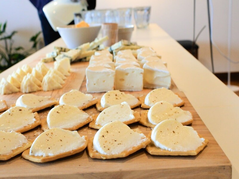 アトリエ・ド・フロマージュのチーズはそれぞれにミルクの濃厚さがあり、発酵の具合や製造方法によって旨味や香りの違いを如実に感じることができます [食楽web]