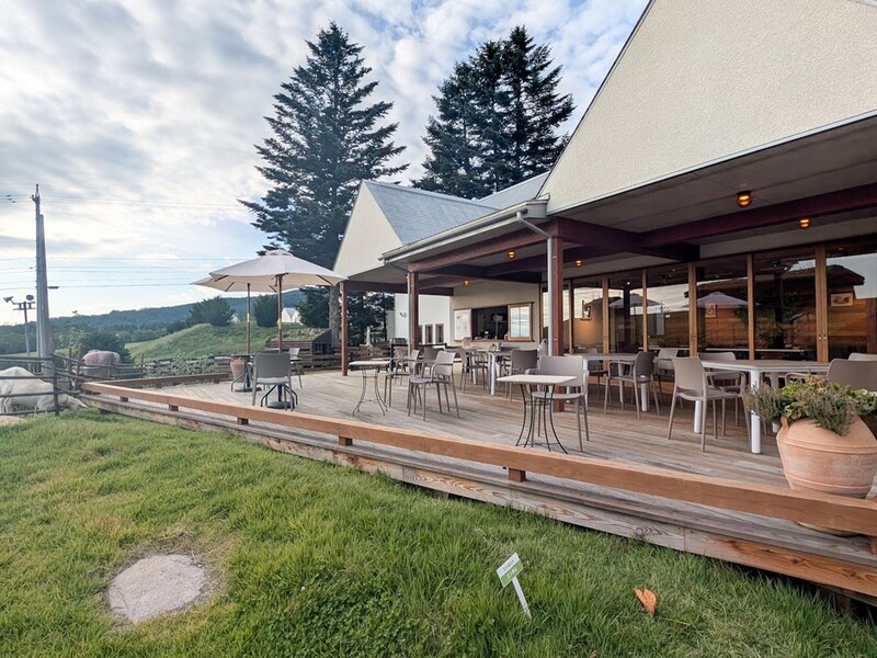 工房とショップが併設。冬季以外はかわいらしいヤギたちもいますので、ぜひ遊びに行ってみてくださいね