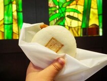 【一生に一度グルメ】ふわっ、とろとろ！新地中華街巡りで味わう長崎名物『岩崎本舗』の「長崎角煮まんじゅう」