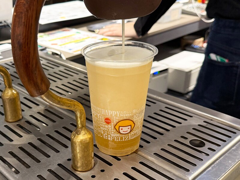 特別な機器を使って、カップ上部に泡の膜を作り味の劣化を軽減させる「純茶」