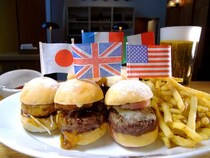 ひと皿で5か国の味が楽しめる！ミニバーガーで世界を旅する高級ホテルのバータイム！【BeBu＠虎ノ門】