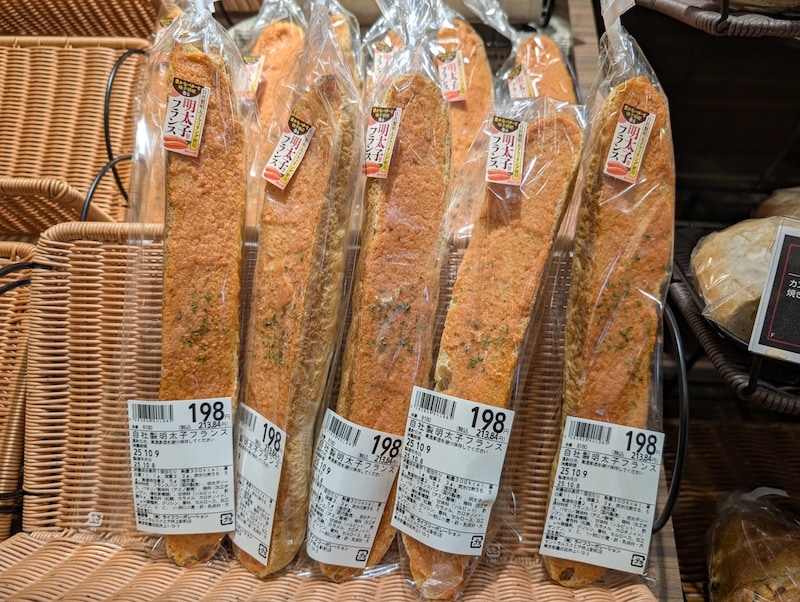 インパクト絶大の「自社製明太子フランス」198円［食楽web］