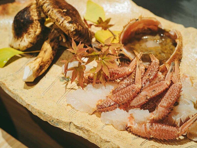 【東京の名店】わずか2室のみ!特別な夜に訪れたい完全個室の『かにじぇんぬ 麻布』で「松茸と活蟹コース」を体験