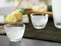 グラスに注げば雪景色。銀座で「みぞれ酒」を体験！