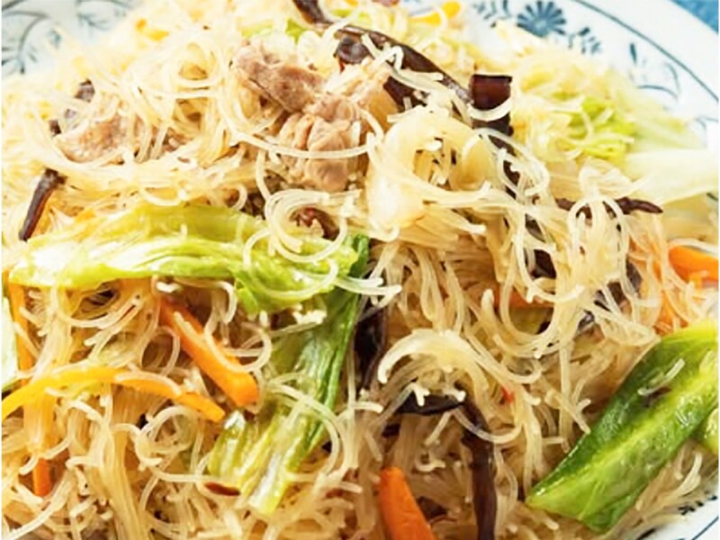 「東港海鮮XO醤」をビーフンに和えれば、口いっぱいに魚介の旨みが広がります