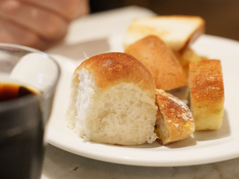 焼きたてパンは食べやすいサイズなので、さまざまな種類を楽しめます