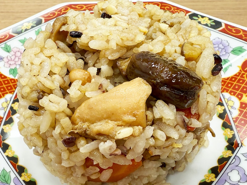 見た目よりもアッサリいただける「黄金炊き込みご飯」