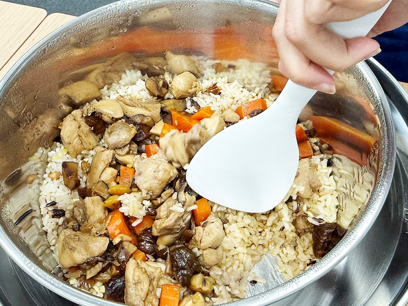 ついに炊き上がった「黄金炊き込みご飯」