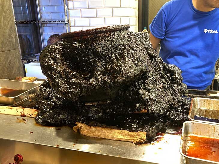 タレが垂れ続けてもはや原型が分からないくらい異形と化した真っ黒なタレ壺。入口近くに鎮座してるのでインパクト抜群！