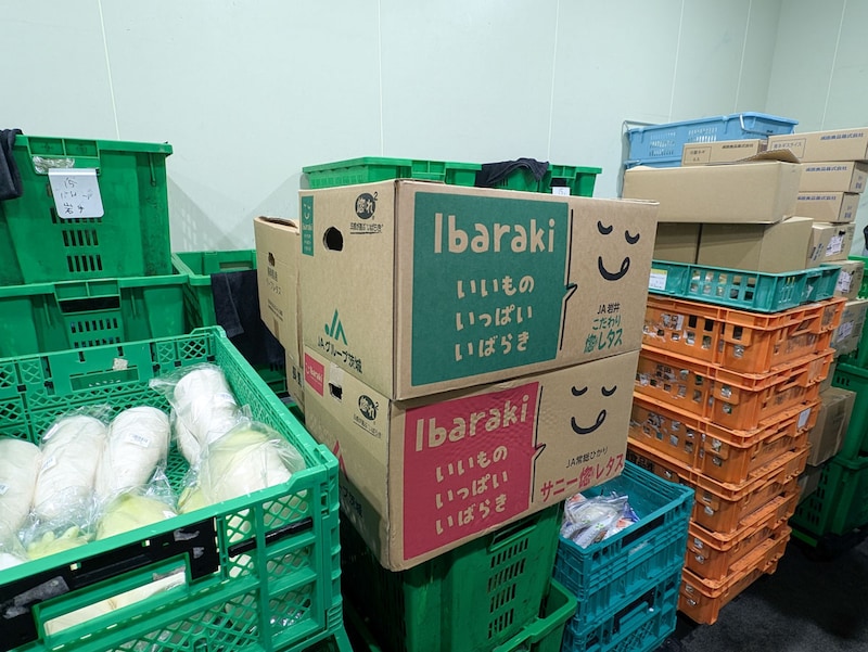 バックヤードには、野菜の鮮度を保つための冷蔵庫にも潜入