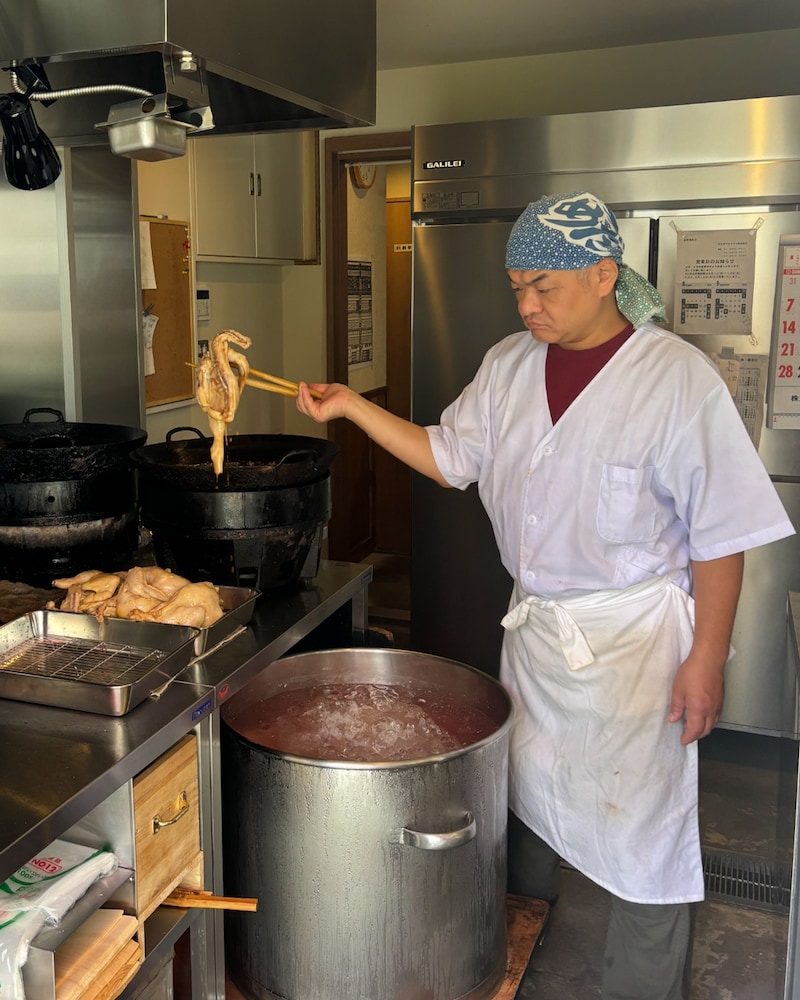 1日約140個の唐揚げを仕込みます