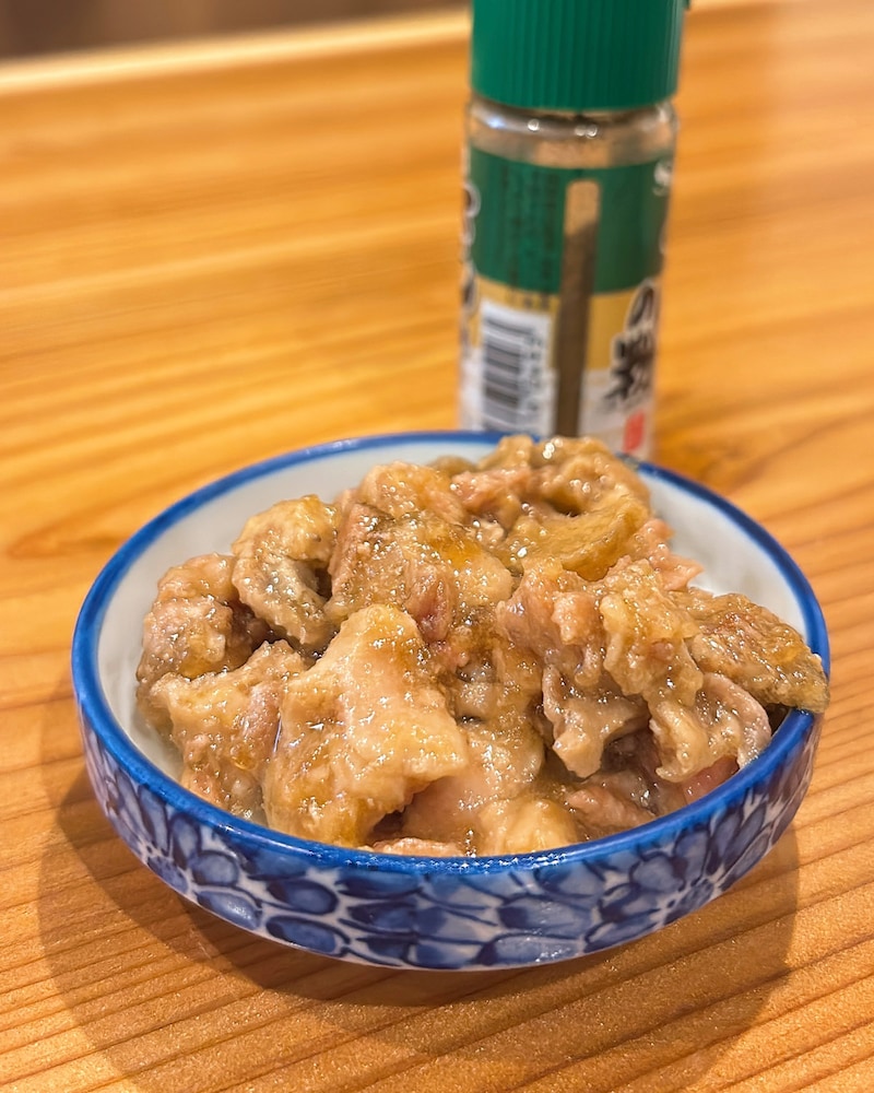 お通し「鳥皮の生姜煮」ゼリー状の煮凝りが舌の上でとろけます