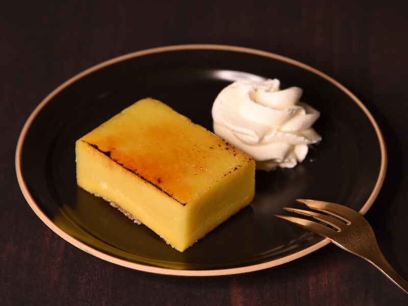 800円（イートイン限定）。栗を思わせる芋ようかんの上品な甘みがブリュレによってワンランク上の味わいに