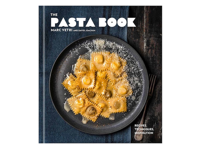 75品以上のパスタレシピと、動画チュートリアルが見られるQRコードを掲載。「『The Pasta Book』6,000円（税込）、『Mr. Maurice's Italian』にて発売中