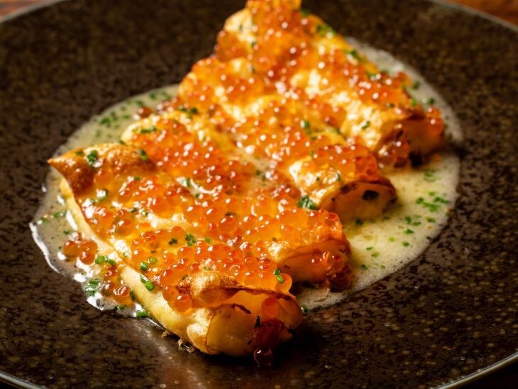 「蟹のカネロニ イクラ添え」4800円、提供期間：11月1日（土）～11月15日（土）、12月1日（月）～2026年2月28日（土）[食楽web]