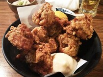 ビールが止まらない！スパイシーさにノックアウトされるジャンボからあげ｜第2回【カラアゲニストの「から活」日記】『焼き鳥 幸の鳥』名物 唐揚げ
