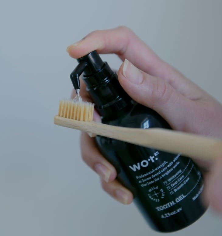 「TOOTH GEL」を歯ブラシにとりブラッシング。天然精油を使ったマイルドミントフレーバーで使用後もさわやか