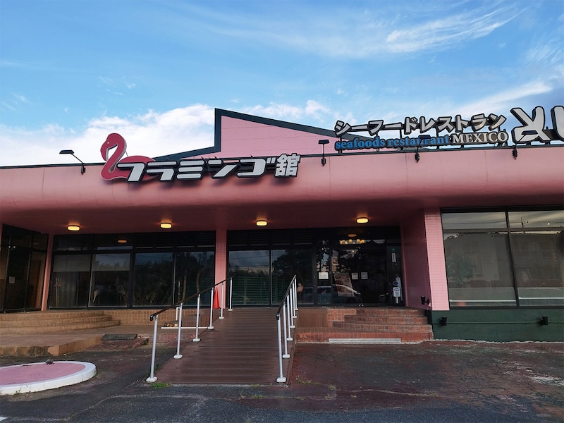 フラミンゴカラーの可愛い外観で、入店前からテンションが上がる