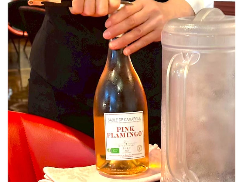 フランス産の自然派ワイン「ピンクフラミンゴ」。この店に来たら、頼まないわけにはいかなくなりそうなネーミングである