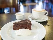 横浜の歴史的空間でフランス流カフェタイム。『CAFE de la PRESSE』で味わうザッハトルテ