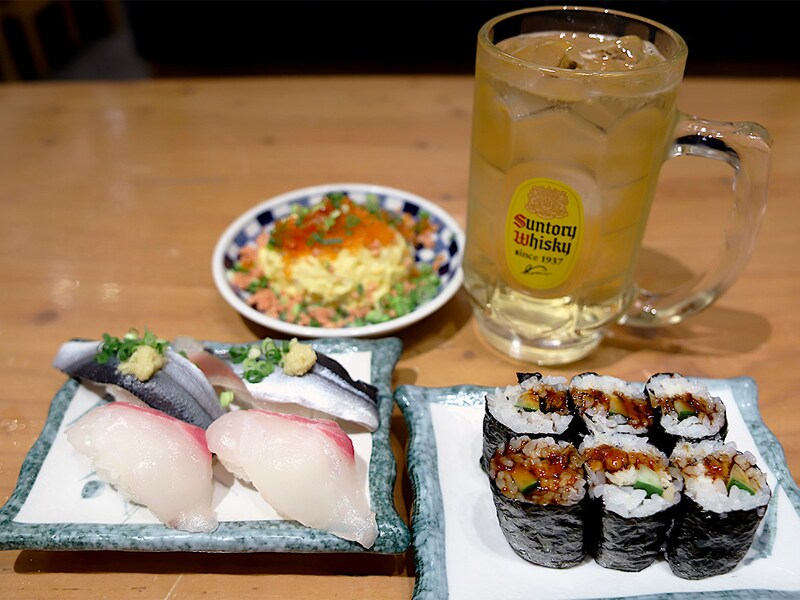 角ハイボール319円、鯛308円、秋刀魚にぎり 330円、アナゴきゅうり巻 462円