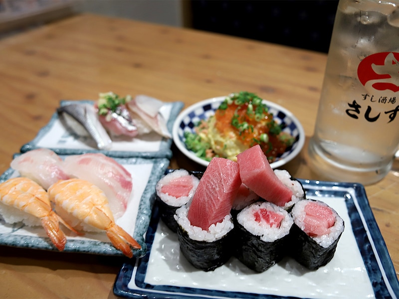 大阪駅前で安くてウマい絶品寿司が味わえる行列店『すし酒場さしす』。その人気の秘密とは?
