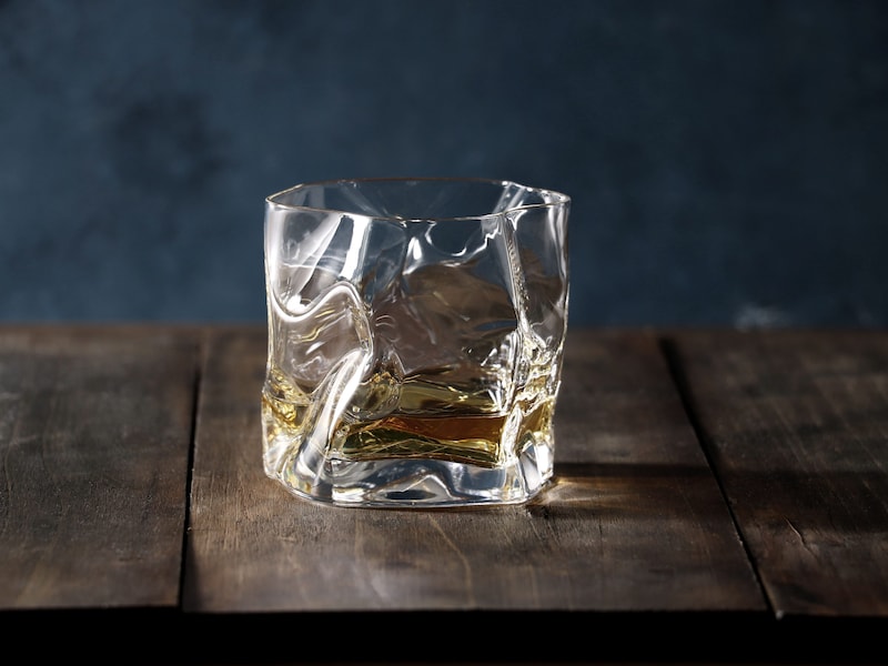 写真提供：木村硝子店工芸工業デザイナー小松誠さんとの初コラボCOMシリーズ「クランプルオールド」が誕生したのは1980年。発売後、NY近代美術館（MOMA）から手紙が届き、永久コレクションの採用に至った。木村硝子店の名を世界に知らしめた記念すべき逸品