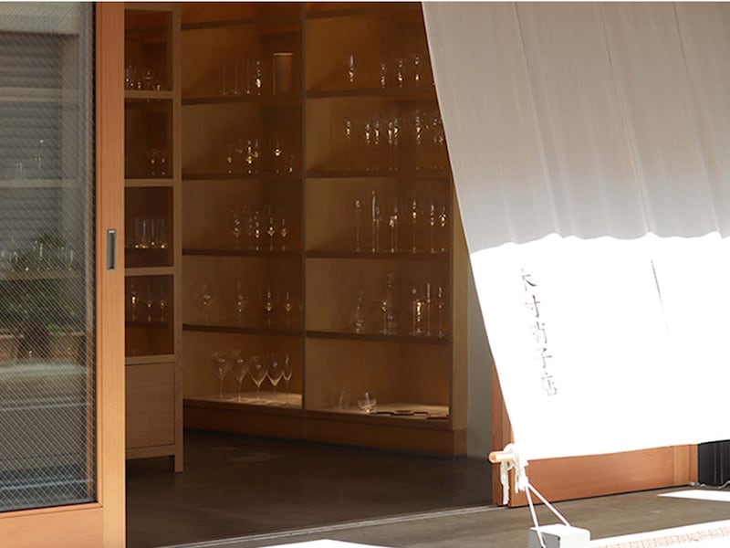 直営店の2階にある黒を基調としたプロ向けのショールーム。取り扱う全1800種類のグラスが美しく並ぶ様子は圧巻