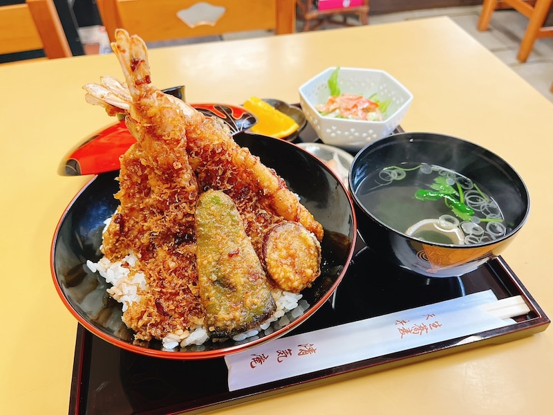 熊谷で最初に天丼を提供したという云われから名付けられた「熊谷天丼」