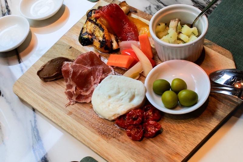 前菜の盛り合わせからランチスタート