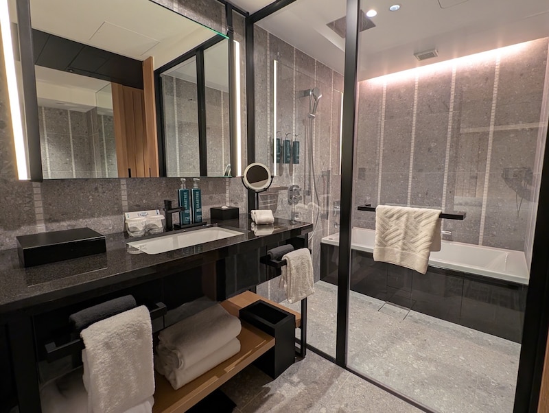 清潔感のある上質なバスルームはバスタブもついています。