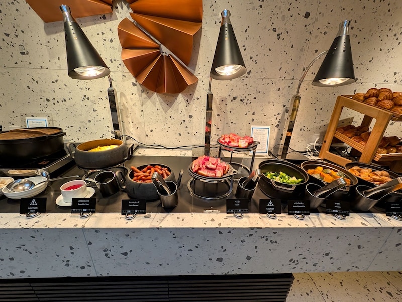 焼き立てのパンやベーコン、温野菜など、体の温まるメニューも豊富